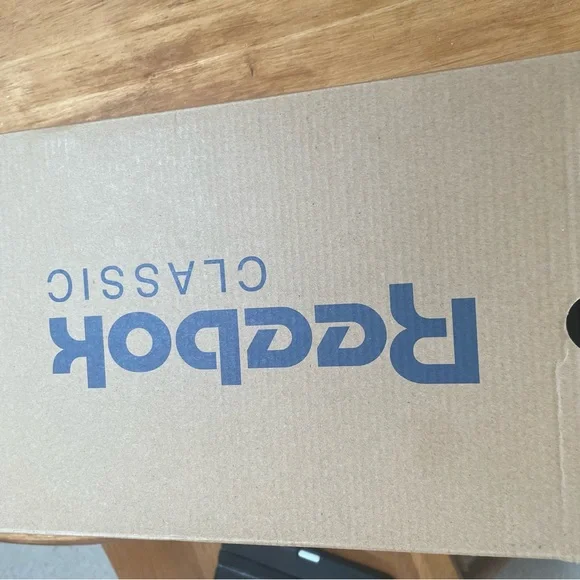 Reebok classic, pink, NWOT, size 9/ 40, great condition - Picture 2 of 5